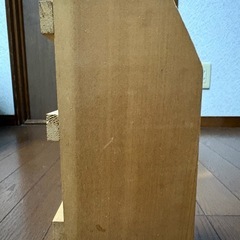 木の本棚の画像