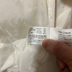 かわいい白のジャンパーの画像