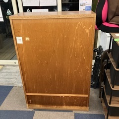 12/25まで店頭商品一部を除き半額クリスマスSALE!!開催中　サ2512-188 薄型 キャビネット ガラス扉 引き出し付き カントリー調 キズ汚れ有りの画像