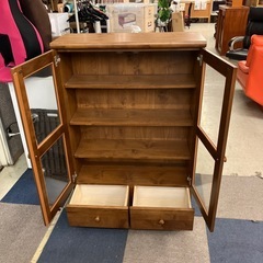 12/25まで店頭商品一部を除き半額クリスマスSALE!!開催中　サ2512-188 薄型 キャビネット ガラス扉 引き出し付き カントリー調 キズ汚れ有りの画像