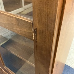 12/25まで店頭商品一部を除き半額クリスマスSALE!!開催中　サ2512-188 薄型 キャビネット ガラス扉 引き出し付き カントリー調 キズ汚れ有りの画像