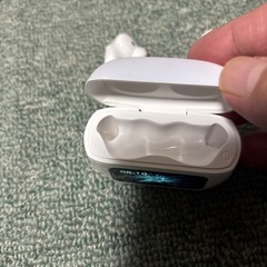 モニター付きワイヤレスイヤホンの画像