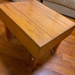 木製のミニ
サイドテーブルの画像