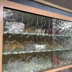 台所横のレトロなガラス扉6枚の画像