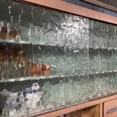 台所横のレトロなガラス扉6枚の画像