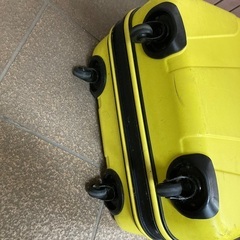 カーボン素材の大型スーツケース75.50.30.センチの画像