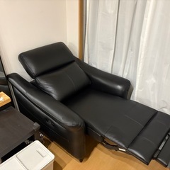 美品 ヤマダオリジナル 電動リクライニングチェア「YES140020BK1P／L50PV3M」 幅96cm 1人掛 本革ブラック 3モーター電動（頭、腰、脚）の画像