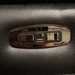 美品 ヤマダオリジナル 電動リクライニングチェア「YES140020BK1P／L50PV3M」 幅96cm 1人掛 本革ブラック 3モーター電動（頭、腰、脚）の画像