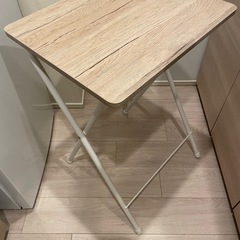 折りたたみテーブルの画像