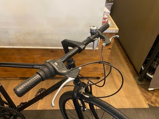 年末セール！防犯登録無料！【クロスバイク】ブラック6速 (猫の手堂