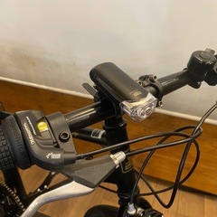 年末セール！防犯登録無料！ライト付き　クロスバイク　6段　700cの画像