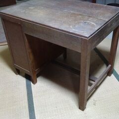 レトロ木製学習机の画像