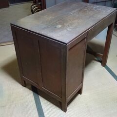 レトロ木製学習机の画像