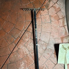 レーキと角スコップの画像