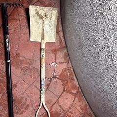 レーキと角スコップの画像