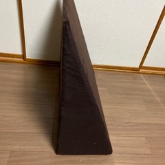 三角クッション 体位変換・背もたれ・脚上げ用／ブラウンの画像