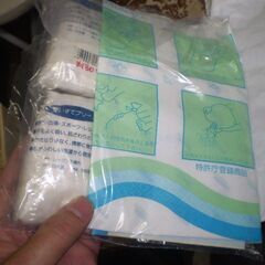 使い捨てブリーフ2個　Mサイズ72～80㎝とハンディ―ランドリー　洗濯用洗剤の画像