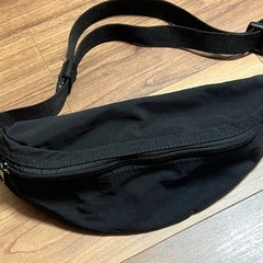 無印良品のウエストポーチ、まゆ用カットはさみのセットの画像