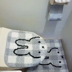 可愛いミッフィー トイレ フタカバー＋マット＋ペーパーホルダーカバー３種セット（グレー）の画像