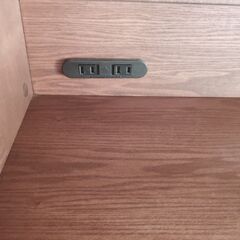 コンセント付きでトースターや電気ポットも置けるカップボード【美品】の画像