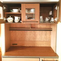 コンセント付きでトースターや電気ポットも置けるカップボード【美品】の画像