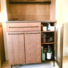 コンセント付きでトースターや電気ポットも置けるカップボード【美品】の画像