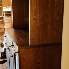 コンセント付きでトースターや電気ポットも置けるカップボード【美品】の画像