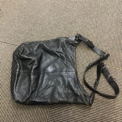 黒の革ショルダーバッグの画像