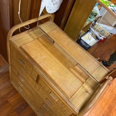 【昭和ラタン家具】使用感強め／現状品 収納＋鏡 無料の画像