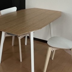 IKEA ダイニングテーブル 椅子2脚セットの画像