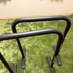 トレーニングベンチとディップスタンドの画像