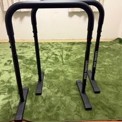 トレーニングベンチとディップスタンドの画像