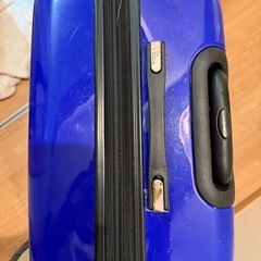 持ち手に難のあるスーツケースの画像