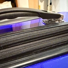 持ち手に難のあるスーツケースの画像