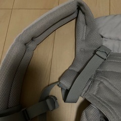 エルゴ抱っこ紐と授乳ケープの画像