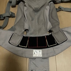 エルゴ抱っこ紐と授乳ケープの画像