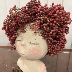 【商談中】ドライフラワーを乗せた人形の画像