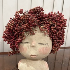 【商談中】ドライフラワーを乗せた人形の画像