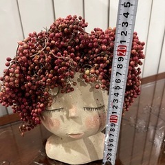 【商談中】ドライフラワーを乗せた人形の画像