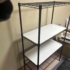 黒色スチールラックの画像