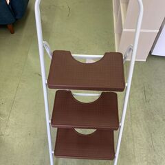 【リサイクルショップ ピカソ 小松原】👏✨安心・安定！オシャレな3段脚立 YSF-7093N BR🎯★7582★の画像