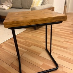 LOWYAサイドテーブルの画像