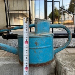 ヴィンテージ 錆びたブリキじょうろの画像