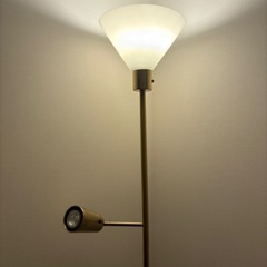 IKEA / フロアランプ / FLUGBO / フルーグボー /間接照明/スタンドライトの画像