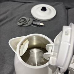 DeLonghi(デロンギ) De'Longhi電気ケトル アクティブ シリーズ KBLA1200J-W イタリアンデザイン 1.0L ワンプッシュオープン 異物混入防止フィルタ 見やすい水量計 電源コードホルダー [トゥルーホワイト] の画像