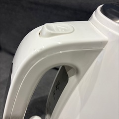 DeLonghi(デロンギ) De'Longhi電気ケトル アクティブ シリーズ KBLA1200J-W イタリアンデザイン 1.0L ワンプッシュオープン 異物混入防止フィルタ 見やすい水量計 電源コードホルダー [トゥルーホワイト] の画像