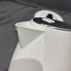 DeLonghi(デロンギ) De'Longhi電気ケトル アクティブ シリーズ KBLA1200J-W イタリアンデザイン 1.0L ワンプッシュオープン 異物混入防止フィルタ 見やすい水量計 電源コードホルダー [トゥルーホワイト] の画像