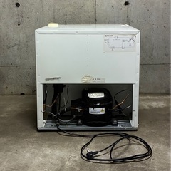 1ドアのミニ冷蔵庫の画像