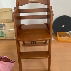 木製のベビーチェアの画像