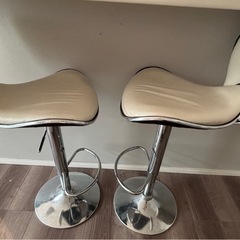 カウンターチェア二脚の画像